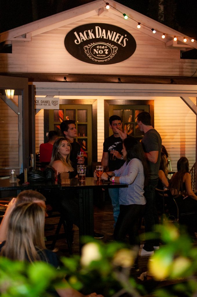 Deck externo do Grainne’s Pub com clientes à noite