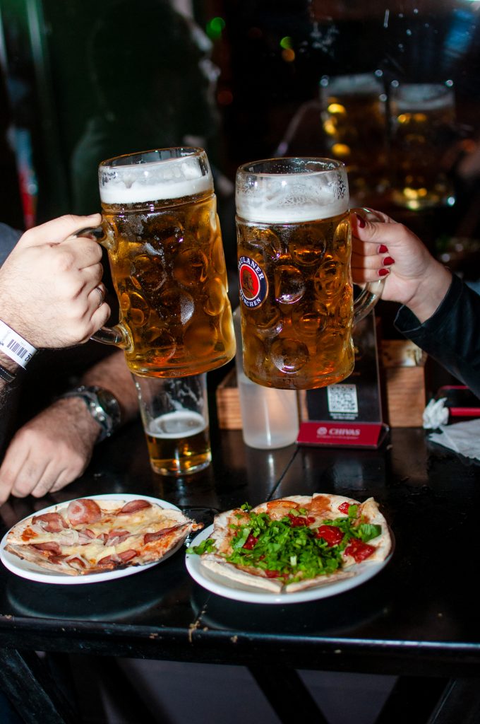 Brinde com canecas de chope e petiscos no Grainne’s Pub