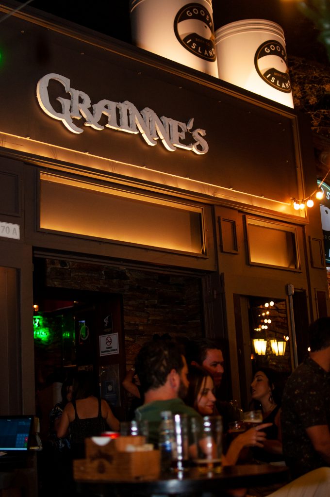 Letreiro iluminado na fachada do Grainne’s Pub