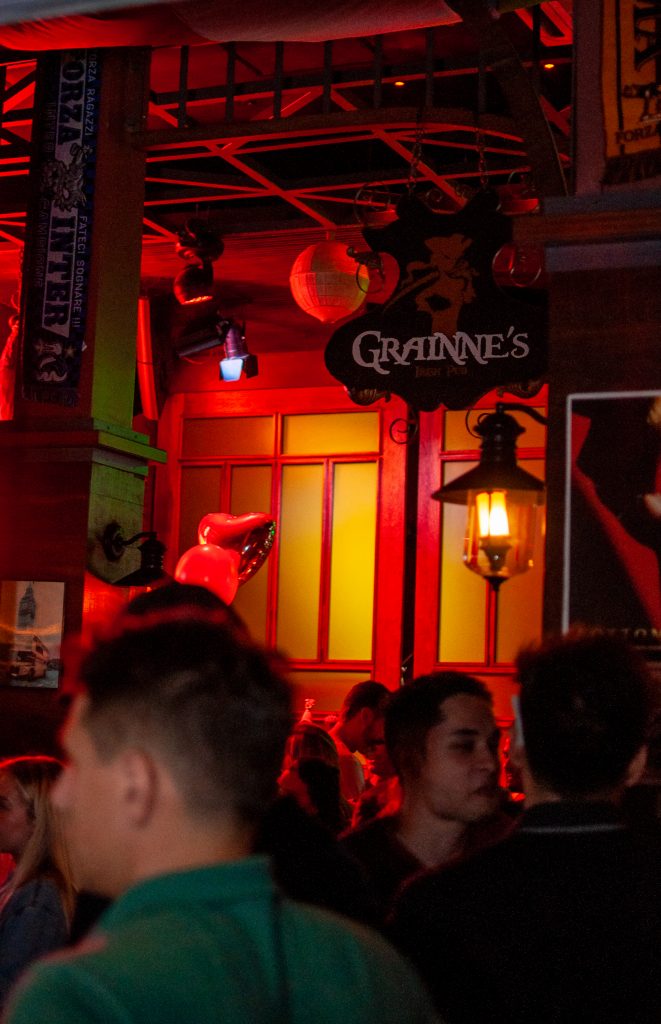 Salão do Grainne’s Pub com público